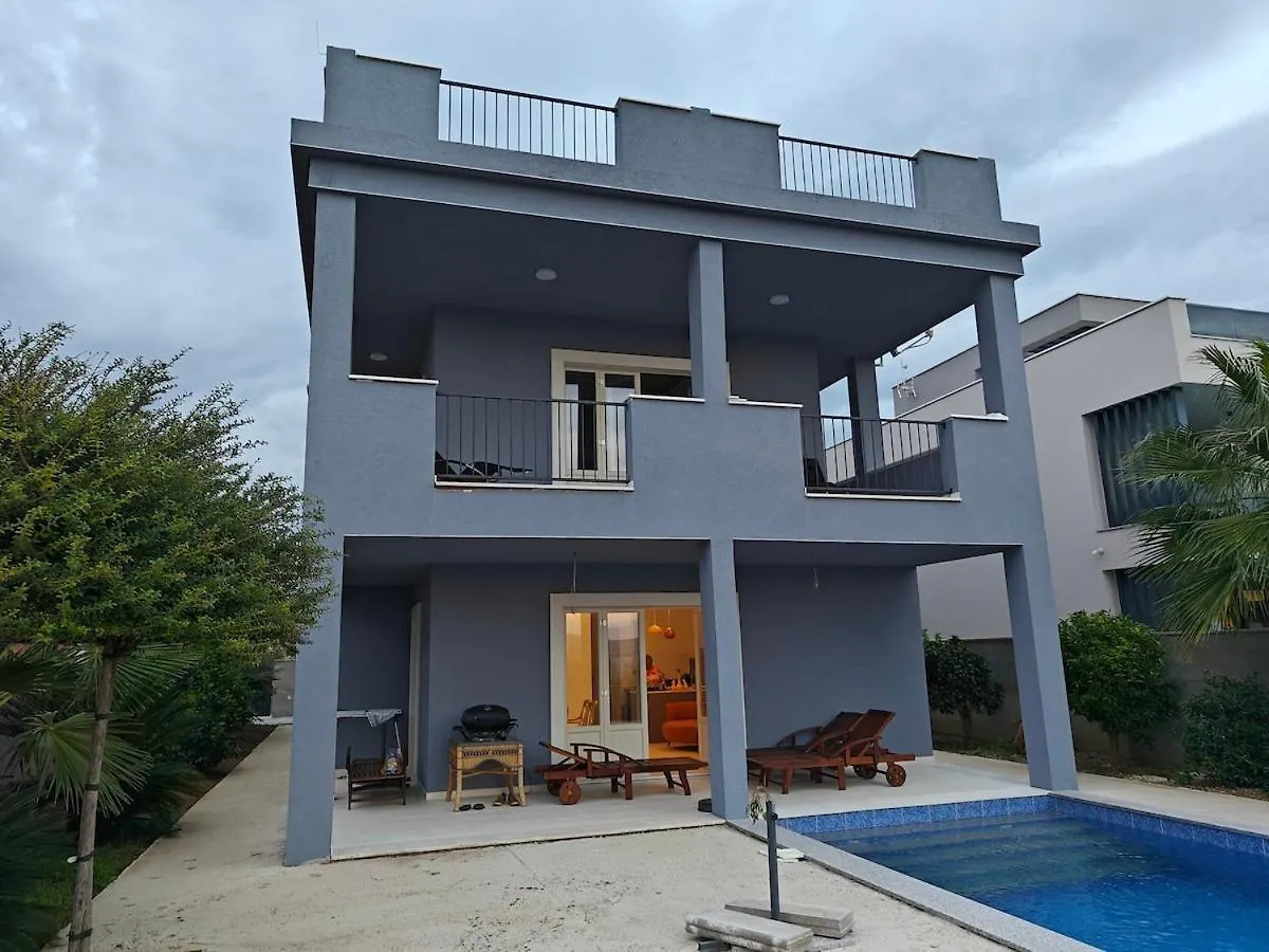 Apartment With Sea View And Pool زادار